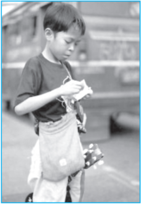 Seorang anak laki-laki (pengamen) menghitung uang