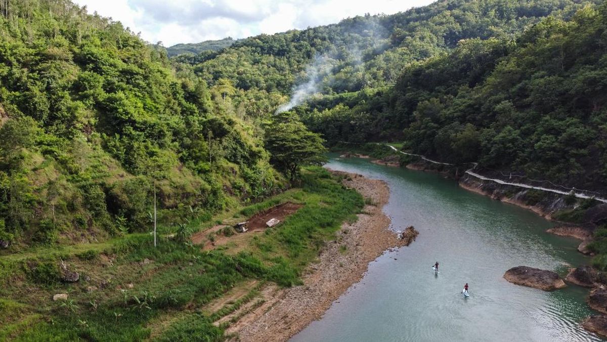Ilustrasi pemandangan yang menggabungkan gunung, danau, sungai, dan dataran