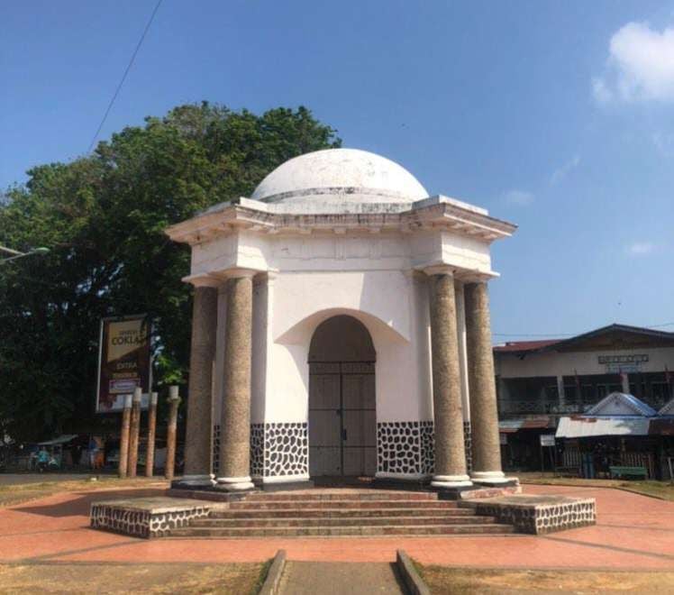 Monumen Thomas Parr berbentuk kubah