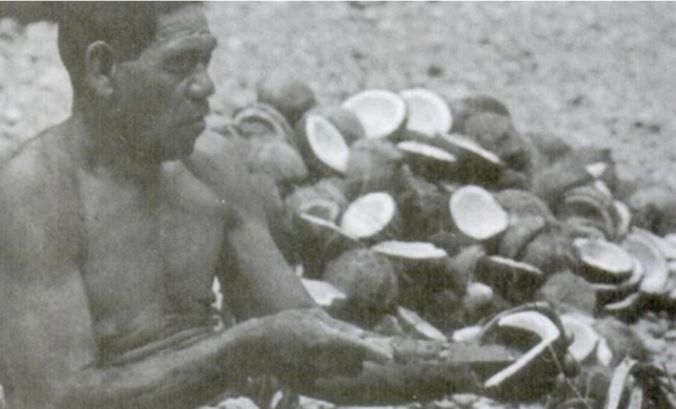 Ilustrasi evolusi uang dari barter hingga kartu